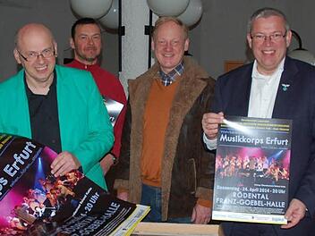 Ralph Bilek, Uwe Wank, Roland Kahle und der Geschäftsführer des Volksbundes Deutsche Kriegsgräberfürsorge, Robert Fischer (von links), zeigen die Plakate für das Konzert des Wehrbereichs-Musikkorps Erfurt am 24. April. Foto: Rainer Lutz