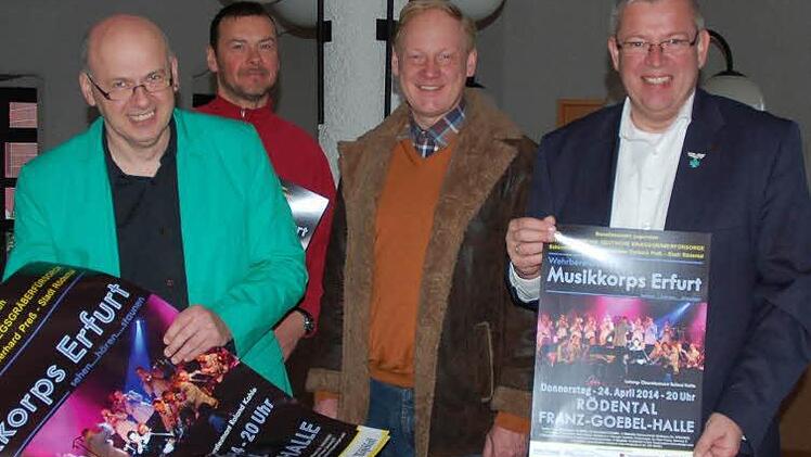 Ralph Bilek, Uwe Wank, Roland Kahle und der Geschäftsführer des Volksbundes Deutsche Kriegsgräberfürsorge, Robert Fischer (von links), zeigen die Plakate für das Konzert des Wehrbereichs-Musikkorps Erfurt am 24. April. Foto: Rainer Lutz