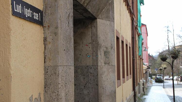 Das ehemalige Hotel "Zur Post" prägt das Gesicht der Ludwigstraße. Fotos: Ulrike Müller