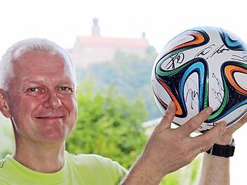Robert Leithner hat einen WM-Ball mit allen Unterschriften der deutschen Fußball-Weltmeister. Der wird nun zugunsten unserer Aktion "Franken helfen Franken" im Internet bei Ebay versteigert. Foto: Christian Schuberth