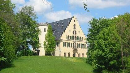 Schloss Rosenau liegt inmitten einer Parkanlage.