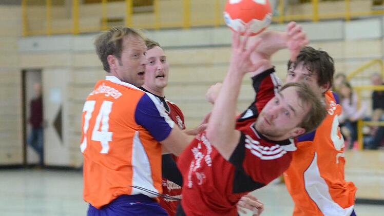 Die Lücke gefunden: Immer wieder fanden die Spieler der TS Herzogenaurach (in Rot) eine Möglichkeit, die Deckung des OG Erlangen zu überwinden. Diesem blieb oft nur das Nachsehen. Foto: herzopress