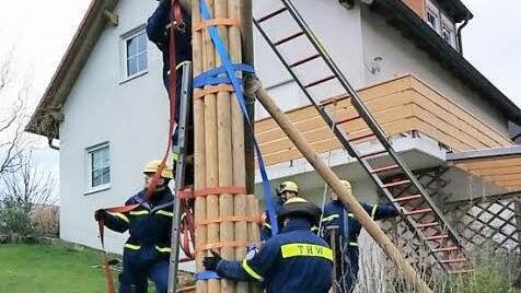 Mit Rundhölzern und Spanngurten sicherte das Technische Hilfswerk einen Strommasten, der am frühen Dienstagnachmittag in Poppendorf bei Mürsbach abgeknickt war. Er drohte, auf ein Haus zu fallen. Die Einsatzkräfte, auch aus dem Raum Ebern, bannten die Gefahr. Foto: THW Bamberg