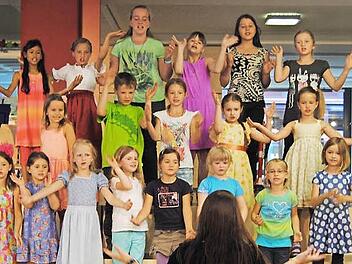 Die Musical-Kids bereicherten das Sommerkonzert mit vier Liedern. Foto: Helmut Vogler