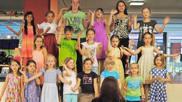 Die Musical-Kids bereicherten das Sommerkonzert mit vier Liedern. Foto: Helmut Vogler