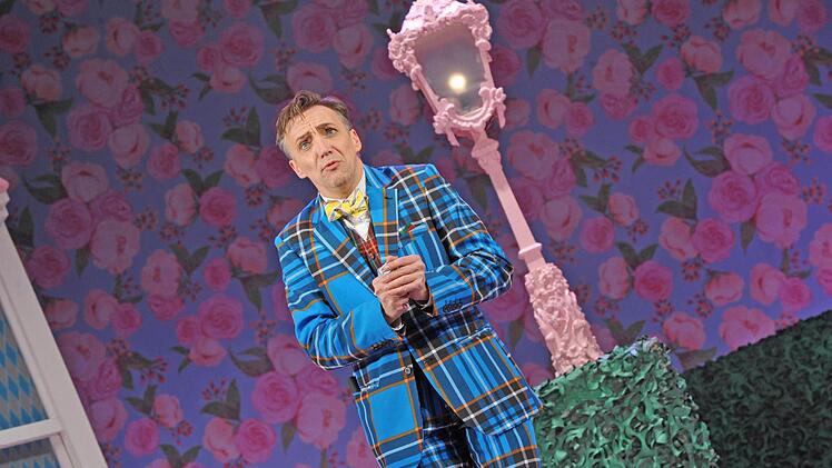 Szene aus der Neuinszenierung von Otto Nicolais "Die lustigen Weiber von Windsor" am Landestheater Coburg. Foto: Andrea Kremper