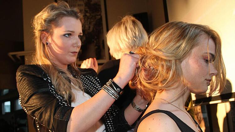 Auch heimische Friseure hatten sich Einiges einfallen lassen: Die Frisur, die betont wuschelig aussieht, ist mit einem Faden gewebt