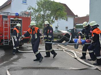 Verletzte Personen mussten aus dem brennenden Gebäude geborgen werden. Fotos: Björn Hein