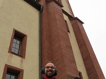 Andreas Greubel vor der Euerdorfer Pfarrkirche St. Johannes der Täufer  Foto: Doris Bauer