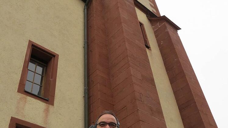 Andreas Greubel vor der Euerdorfer Pfarrkirche St. Johannes der Täufer  Foto: Doris Bauer