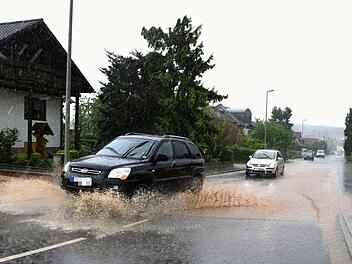 Ein Sturmtief mit Starkregen suchte Freitagnachmittag das Obermain-Gebiet heim und sorgte für jede Menge Feuerwehreinsätze.  Foto: Dieter Radziej