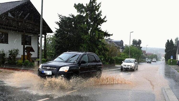 Ein Sturmtief mit Starkregen suchte Freitagnachmittag das Obermain-Gebiet heim und sorgte für jede Menge Feuerwehreinsätze.  Foto: Dieter Radziej