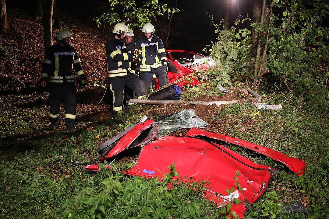 Auto überschlägt sich ab B289 bei Kauerndorf