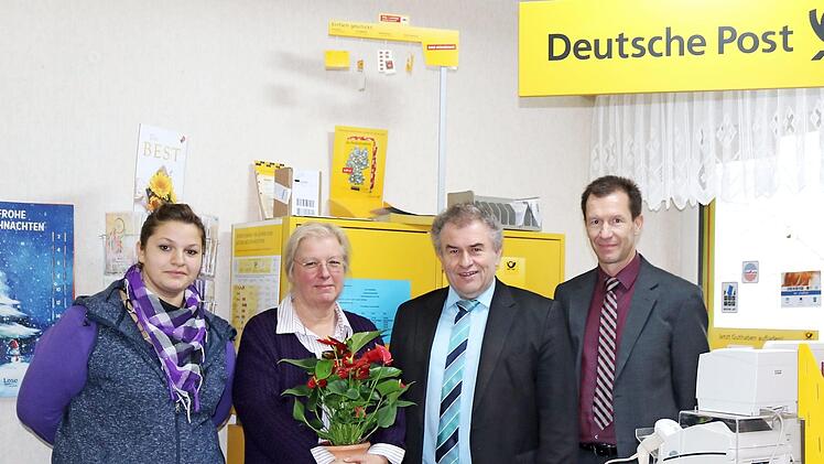 Wieder wie gewohnt ist die Poststelle in Presseck geöffnet. Nach der Erkrankung ihrer Mutter hatte Angela Gräf (links) die Post sporadisch weiter betrieben. Ab sofort führt Maria Lorenz-Hänel (Zweite von links) die Poststelle. Bürgermeister Siegfried Beyer (Zweiter von rechts) und Jürgen Goller von der Raiffeisenbank Oberland hießen sie willkommen.