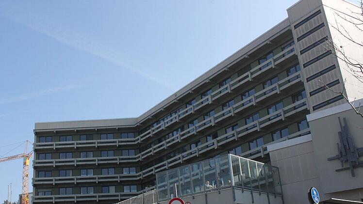 Das Helmut-G.-Walther-Klinikum in Lichtenfels. Nebenan entsteht der Ersatzneubau. Für das bestehende Gebäude ist eine Reihe von Nutzungen vorstellbar.Popp