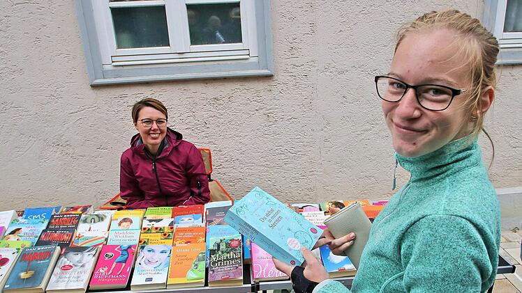 Eine Käuferin für ihr Buch "du stehst in meinen Sternen" hat Flohmarkthändlerin Katharina Zink (links) gefunden. Sie ist erstmals beim Flohmarkt mit dabei und mit dem Absatz durchaus zufrieden. Foto: Dieter Britz
