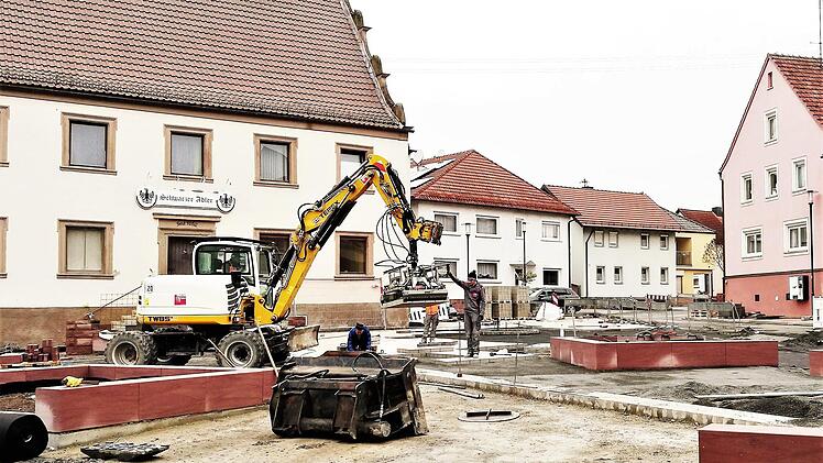 Die Neugestaltung des Marktplatzes in Oberthulba geht planmäßig voran.Sigismund von Dobschütz