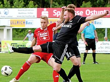 FC Sand III - VfR Hermannsberg. Im letzten Moment wehrt der Sander Jonas Rippstein (rechts) die Flanke vor dem Hermannsberger Lukas Kundm&uuml;ller ab. Foto: G&uuml;nther Geiling