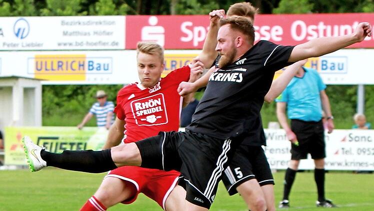 FC Sand III - VfR Hermannsberg. Im letzten Moment wehrt der Sander Jonas Rippstein (rechts) die Flanke vor dem Hermannsberger Lukas Kundm&uuml;ller ab. Foto: G&uuml;nther Geiling