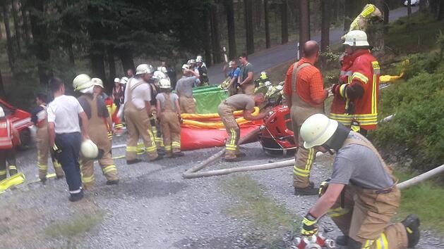 Eine Herausforderung stellte f&uuml;r die Feuerwehren die Sicherstellung der L&ouml;schwasserversorgung dar. Veronika Schadeck