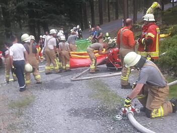 Eine Herausforderung stellte für die Feuerwehren die Sicherstellung der Löschwasserversorgung dar. Veronika Schadeck