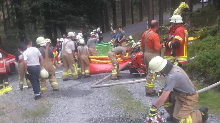 Eine Herausforderung stellte für die Feuerwehren die Sicherstellung der Löschwasserversorgung dar. Veronika Schadeck