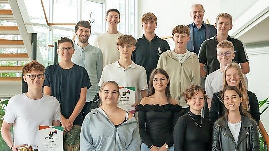 Die von Bruno Kellner und Markus Bria (Bildungsb&uuml;ro) geehrten und verabschiedeten Mitglieder des Jugendkreistags zusammen mit den Sprecherinnen des Gremiums.