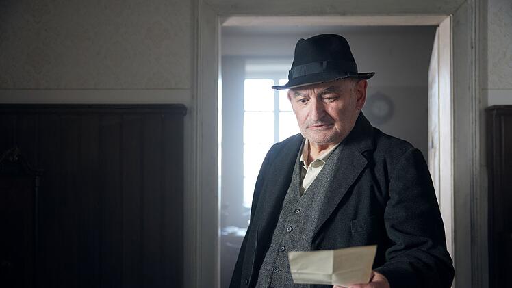 Der Bauer Silvan Heingeiger (Sigi Zimmerschied) ist der Nachbar des Schusters Julius Kraus und so etwas wie ein Freund. Als solchen bittet der Landwirt den im Schreiben talentierteren Schuster auch um seine Hilfe beim Verfassen eines wichtigen Briefes.