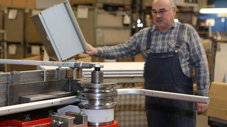 Andreas Schatz bedient die Biegemaschine.