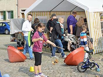Geschicklichkeit und Geduld waren gefordert bei vielen Spielen, die auf dem Anger auf die Kinder warteten. Foto: Björn Hein