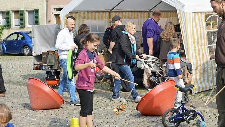 Geschicklichkeit und Geduld waren gefordert bei vielen Spielen, die auf dem Anger auf die Kinder warteten. Foto: Björn Hein