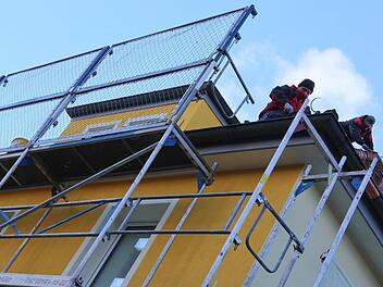 Hier sind seriöse Dachdecker am Werk. Wenn man nicht aufpasst, kann man aber schnell an den Falschen geraten. Foto: Barbara Herbst