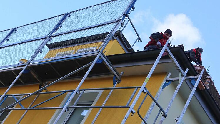 Hier sind seriöse Dachdecker am Werk. Wenn man nicht aufpasst, kann man aber schnell an den Falschen geraten. Foto: Barbara Herbst