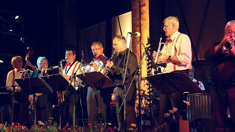 Schlussoffensive der "Moonlight Serenade": Gemeinsam bereiten die Musiker von Old Beertown Jazzband und Semper House Band den 450 Besuchern ein Finale furioso im DDM-Lokschuppen in Neuenmarkt. Fotos: Jochen Nützel