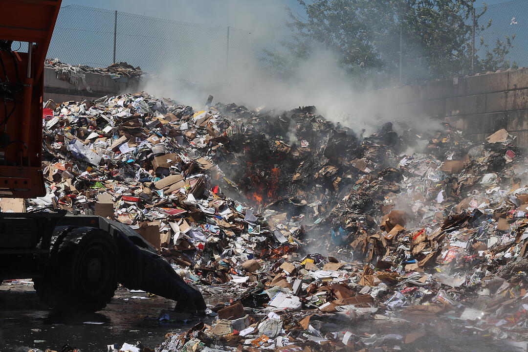 Brand in Würzburger Recycling-Hof: 40 Tonnen Müll in Flammen
