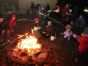 Stockbrot am Lagerfeuer gab es zum krönenden Abschluss.   Foto: Johanna Blum