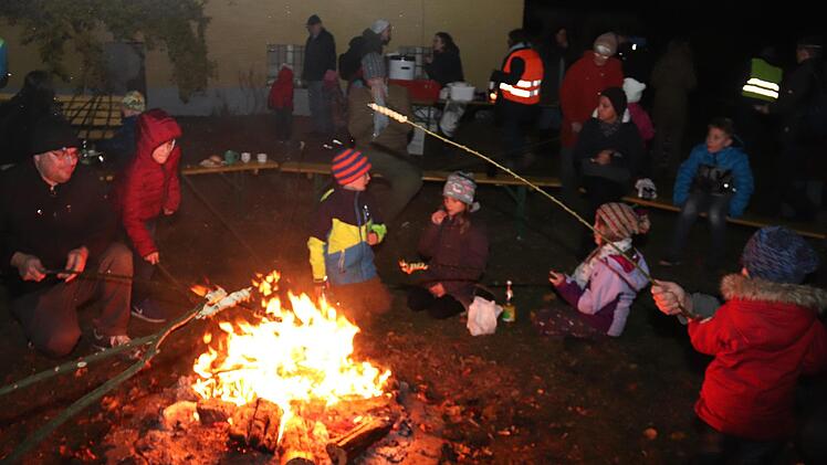 Stockbrot am Lagerfeuer gab es zum krönenden Abschluss.   Foto: Johanna Blum