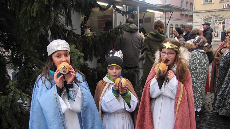 Luisa, Erik und Maria lassen sich nach der Segensvisite im Rathaus eine  Bratwurst schmecken.Foto: Martin Koch