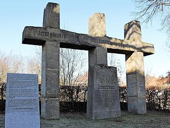 Die Gemeinde Pommersfelden hat dem umstrittenen Kriegerdenkmal bereits 2013 eine "Erläuterungstafel" hinzugefügt. Foto: Evi Seeger