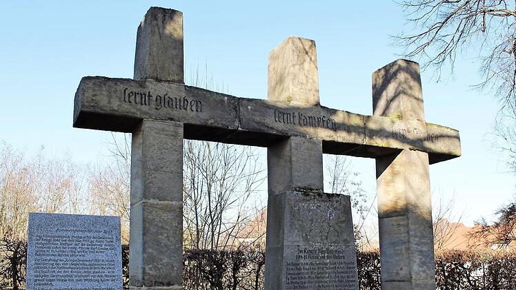 Die Gemeinde Pommersfelden hat dem umstrittenen Kriegerdenkmal bereits 2013 eine "Erläuterungstafel" hinzugefügt. Foto: Evi Seeger