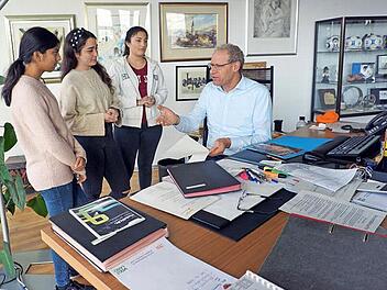 lsabella Fajardo-Handrick, Leona Schremmer und Sonia Narwekar (v. l.) mit German Hacker Foto: R. Sänger