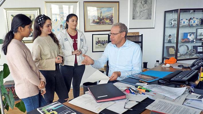 lsabella Fajardo-Handrick, Leona Schremmer und Sonia Narwekar (v. l.) mit German Hacker Foto: R. Sänger