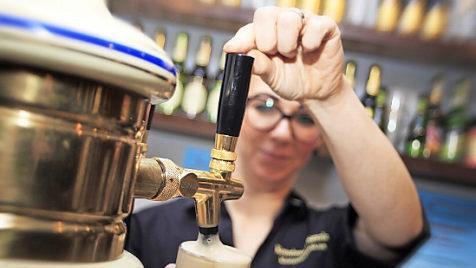 Immer mehr Menschen sind auf ein Nebeneinkommen angewiesen. Viele von ihnen arbeiten nach Feierabend in der Gastronomie. Foto: NGG