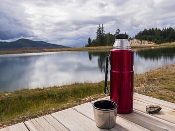 Ein treuer Belgeiter bei Ausflügen: Die Thermoskanne
