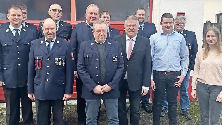 Werner Schmidt (Zweiter von rechts) wurde zum Ehrenkommandanten der Feuerwehr Welschenkahl ernannt. Mit im Bild sind (von links) KBR Thomas Hoffmann, KBM Stefan Heidenreich (verdeckt), Manfred Schuster, KBI Siegfried Zillig, stellvertretender Bürg...