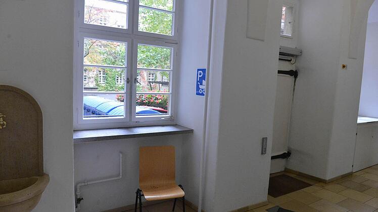 Spuren auf einem Stuhl: Hier kletterten die Täter durchs  Fenster in einen Innenhof.