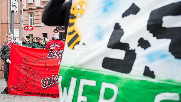 Etwa 100 Menschen demonstrierten am Samstag in Würzburg gegen einen Informationsstand des Freien Netzes Süd. Foto: Tobias Köpplinger
