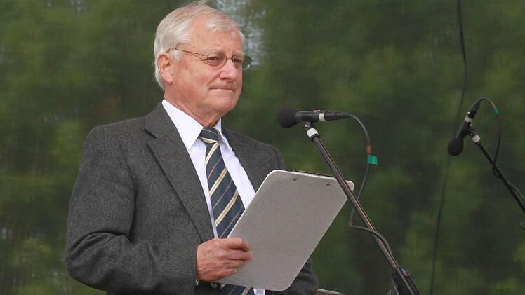 Klaus Habermaaß, Geschäftsführender Haba-Gesellschafter, begrüßte die Besucher der Klassik-Open-Air-Knzertes im Kurpark von Bad Rodach.Foto: Jochen Berger