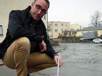 Lieber gar nicht nachmessen. Wie hier in der Hallstraße schaut es in Weidhausen auf zahlreichen Straßen aus. Aber bei nur 20 000 Euro, die heuer für den Straßenunterhalt zur Verfügung stehen, bleiben Markus Mönch (Bild) und den Mitarbeitern im Rathaus nur die Flickschusterei.  Foto: Berthold Köhler