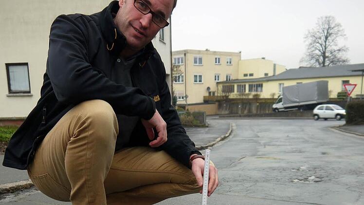 Lieber gar nicht nachmessen. Wie hier in der Hallstraße schaut es in Weidhausen auf zahlreichen Straßen aus. Aber bei nur 20 000 Euro, die heuer für den Straßenunterhalt zur Verfügung stehen, bleiben Markus Mönch (Bild) und den Mitarbeitern im Rathaus nur die Flickschusterei.  Foto: Berthold Köhler